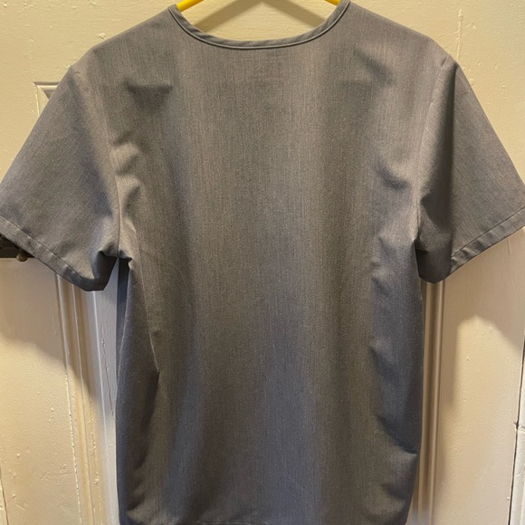 Men’s medium light gray scrub top, never worn, excellent quality - Picture 2 of 3